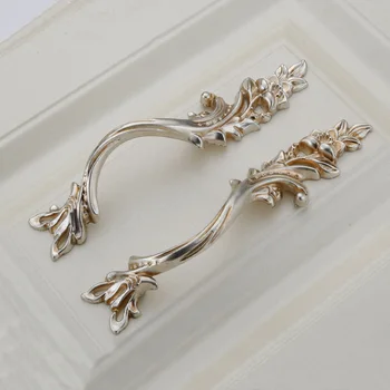 Antique European Ancient Silver Locker Bedside Table Handle Simple Rural Handle Wine Cabinet Drawer Cabinet Closet Door Pull
Antique European Ancient Silver Locker Bedside Table Handle Simple Rural Handle Wine Cabinet Drawer Cabinet Closet Door Pull