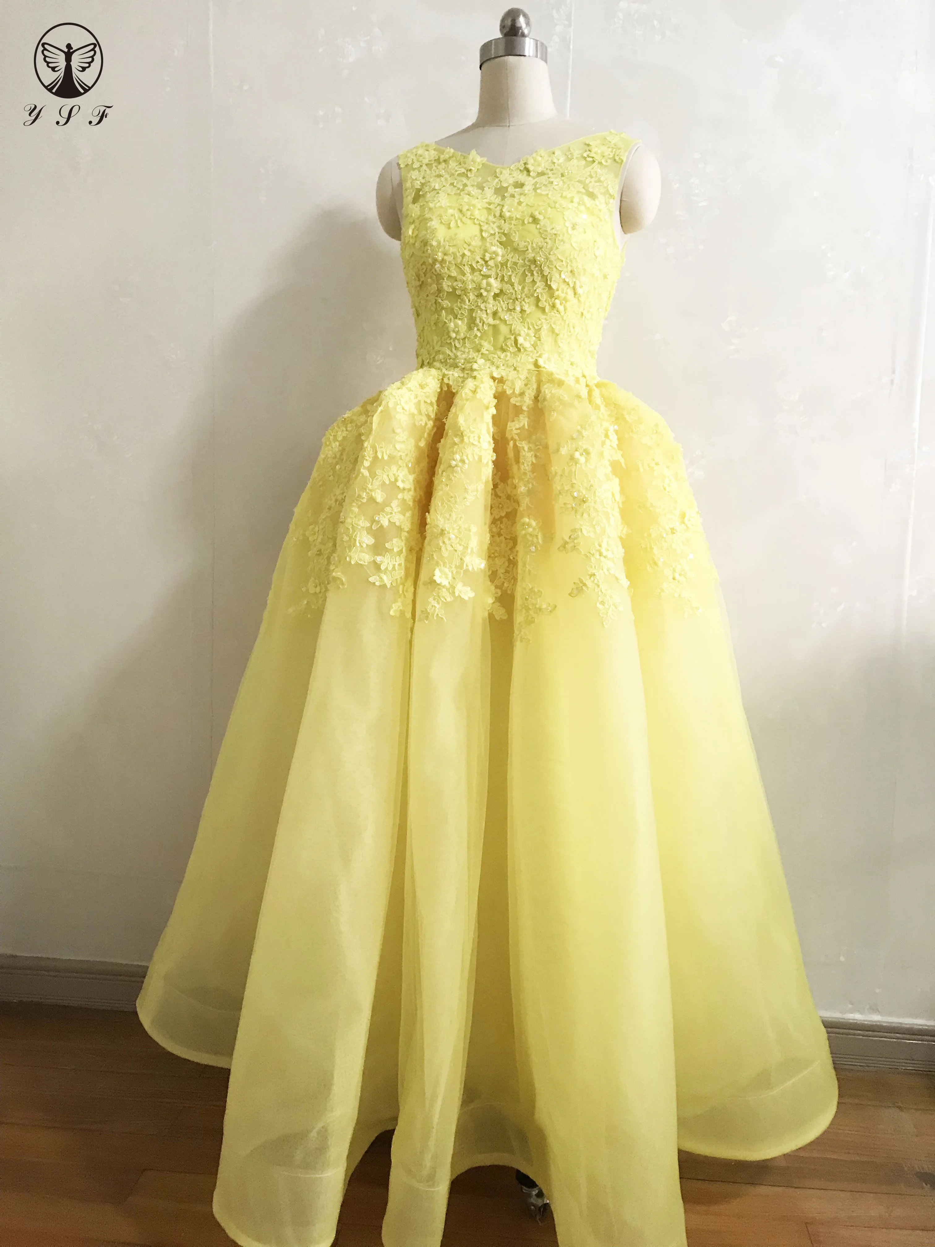 Фото 2020 желтые платья на выпускной V-образный вырез аппликация бисер без рукавов