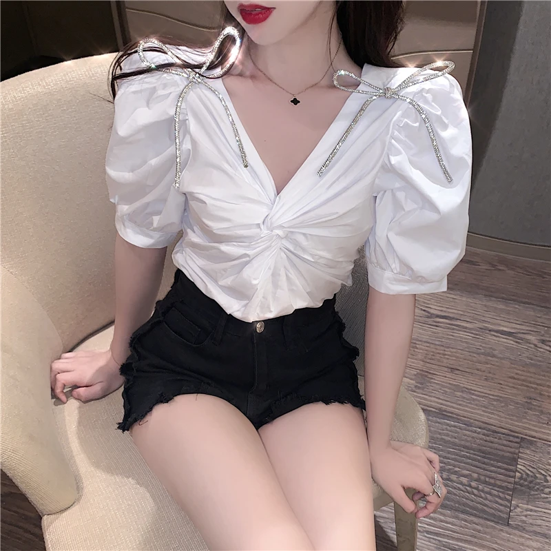 The latest French design bowknot puff sleeve short top, summer Korean version of the V-neck pleated design sexy shirt
The latest French design bowknot puff sleeve short top, summer Korean version of the V-neck pleated design sexy shirt