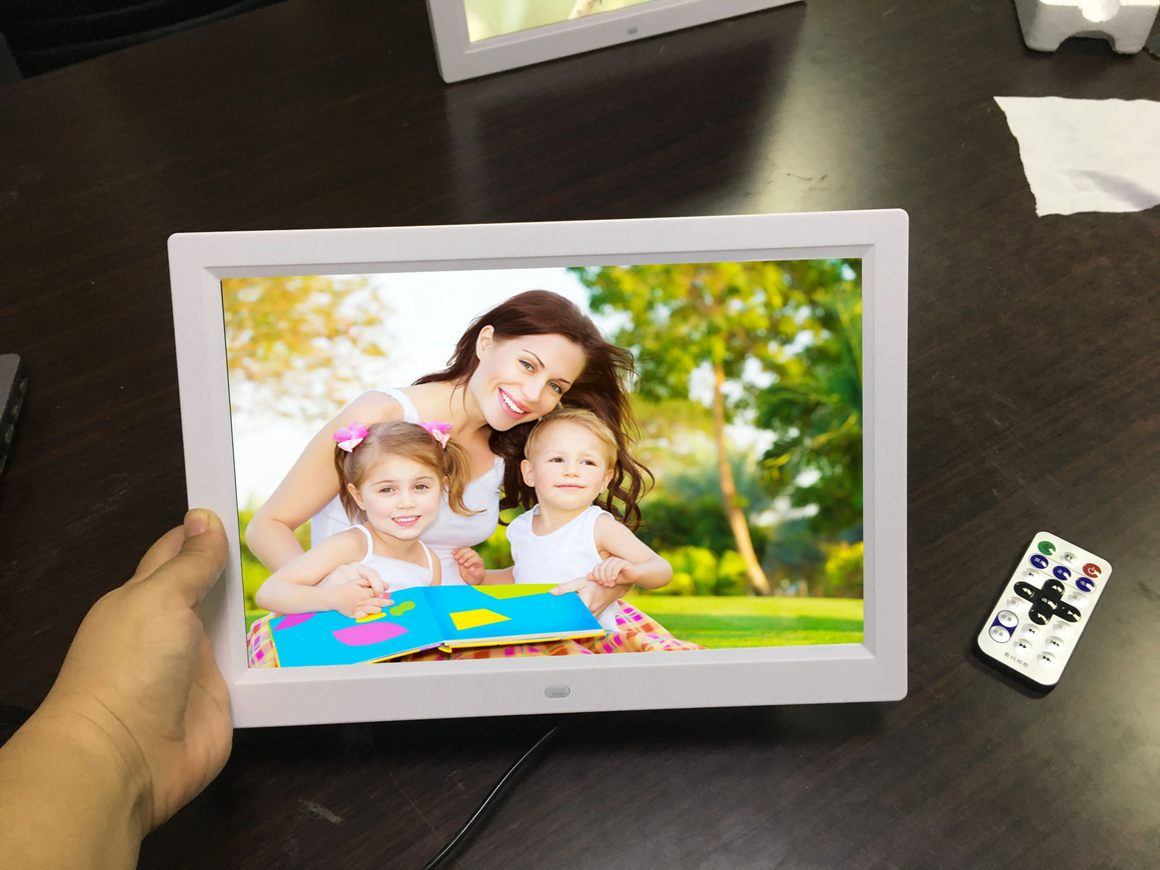 Yulong 12 inch Screen LED Backlight HD 1280*800 Digital Photo Frame Electronic Album Picture Music Movie Full Function Good Gift
Yulong 12 inch Screen LED Backlight HD 1280*800 Digital Photo Frame Electronic Album Picture Music Movie Full Function Good Gift