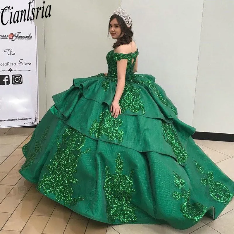 Emerald Green Ball Gown Vestidos De Quinceanera Dresses 2021 Floral Lace Ruffle Bling Satin Off The Shoulder Sweet 16 Dress Prom 
Emerald Green Ball Gown Vestidos De Quinceanera Dresses 2021 Floral Lace Ruffle Bling Satin Off The Shoulder Sweet 16 Dress Prom
