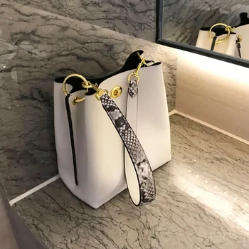 Fashion Female Bag Snake Pattern Bucket Bag 2020 New Personality Crossbody Shoulder Bag Broadband Simple Large Capacity Bag
Fashion Female Bag Snake Pattern Bucket Bag 2020 New Personality Crossbody Shoulder Bag Broadband Simple Large Capacity Bag