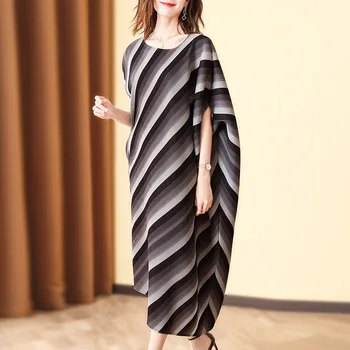 Spring Summer Women Pleated Dress Fashion New Tidal Loose Big Size Striped Dress 
Spring Summer Women Pleated Dress Fashion New Tidal Loose Big Size Striped Dress