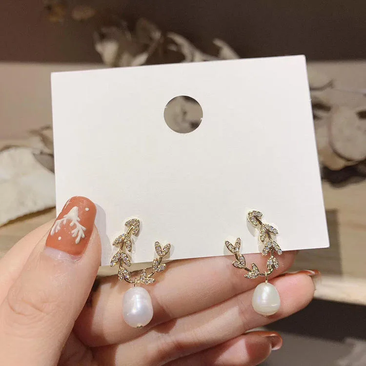 2020 Korean Fashion Crystal Rhinestone Leaf Stud Earrings Elegant Pendant Imitation Pearl Earrings For Women Jewelry Girl Gift
2020 Korean Fashion Crystal Rhinestone Leaf Stud Earrings Elegant Pendant Imitation Pearl Earrings For Women Jewelry Girl Gift