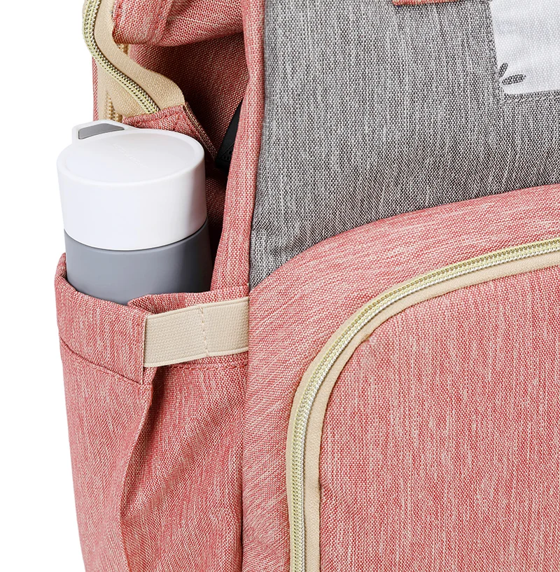 Des poches latérale avec  bouteille d'eau - sac bébé
