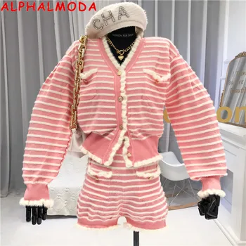 ALPHALMODA Female Autumn Shorts Knitting Suit Single-Breasted Long-Sleeved Plush Striped Cardigan Elastic Shorts Two-Piece Set
ALPHALMODA Female Autumn Shorts Knitting Suit Single-Breasted Long-Sleeved Plush Striped Cardigan Elastic Shorts Two-Piece Set