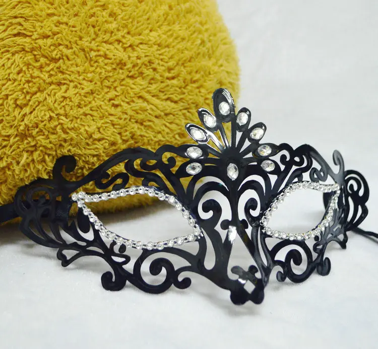 Halloween Makeup Ball Party Props Half Face Black Cut-out with Eyeliner COS Princess Crown Mask Eye Patch
Halloween Makeup Ball Party Props Half Face Black Cut-out with Eyeliner COS Princess Crown Mask Eye Patch