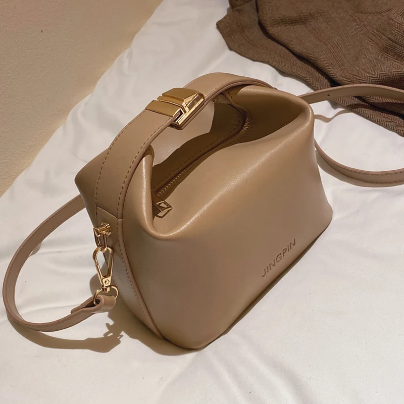 Vintage Fashion Female Small Tote bag 2019 New High Quality PU Leather Women's Designer Handbag Lock Shoulder Messenger Bag
Vintage Fashion Female Small Tote bag 2019 New High Quality PU Leather Women's Designer Handbag Lock Shoulder Messenger Bag