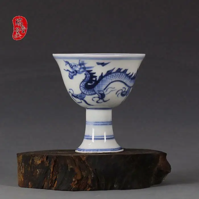 Старая китайская антикварная фарфоровая чашка MING XUANDE с синим и белым драконом
Старая китайская антикварная фарфоровая чашка MING XUANDE с синим и белым драконом