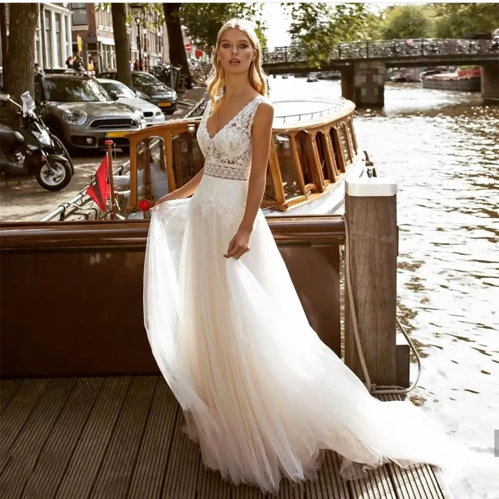 Bohemian Lace Wedding Dress 2023 V-Neck Appliques Floor Length Backless Tulle Women Brides Lady Robe De Mariee White Sleeveless
Bohemian Lace Wedding Dress 2023 V-Neck Appliques Floor Length Backless Tulle Women Brides Lady Robe De Mariee White Sleeveless