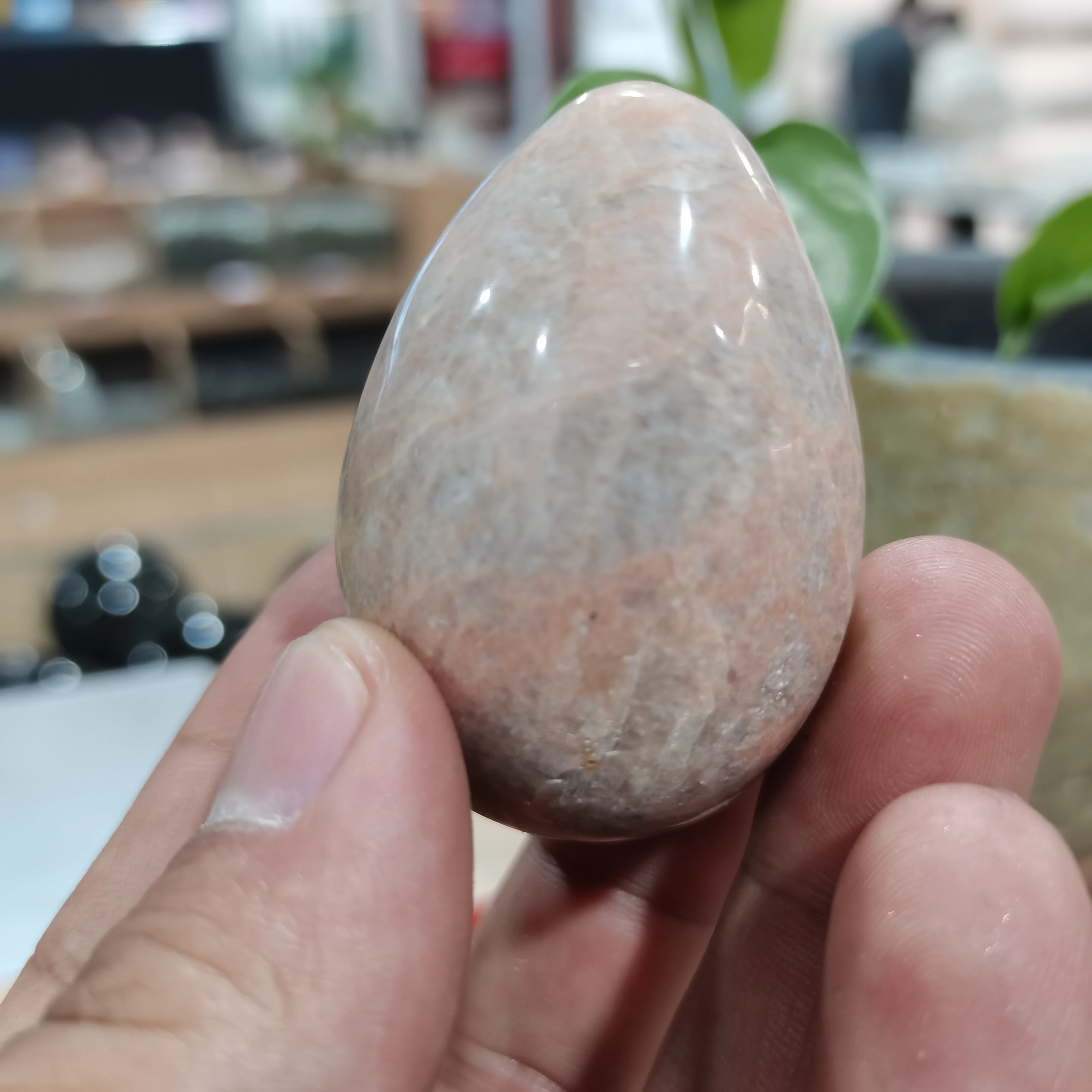 

1pcs Delicate ellipse natural stones and minerals raw ore crystal egg shape gem can be usd to decoration home decor and DIY gift