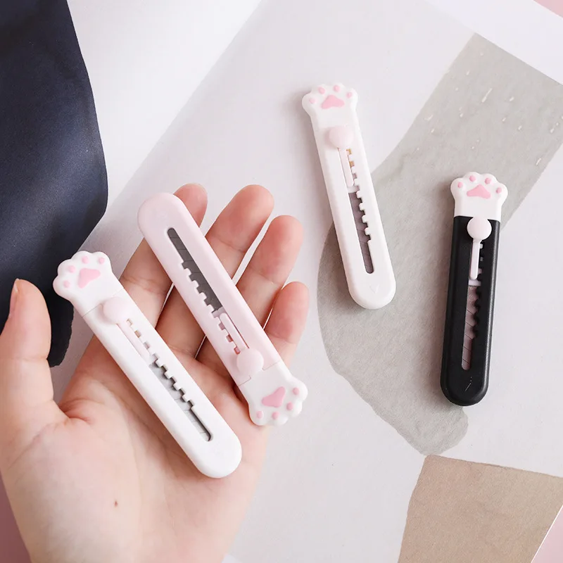 Kawaii Mini Pocket Cat Paw Art Utility Knife Express Box Knife Paper Cutter Craft Wrapping Refillable Blade Stationery
Kawaii Mini Pocket Cat Paw Art Utility Knife Express Box Knife Paper Cutter Craft Wrapping Refillable Blade Stationery