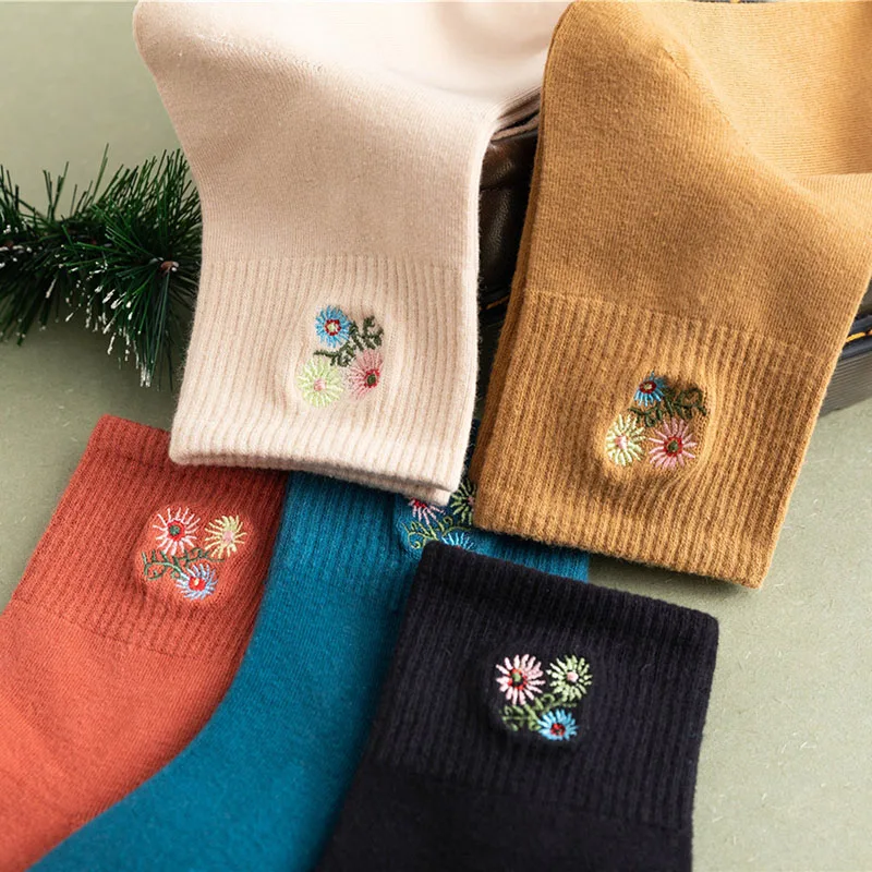 Women Cotton Socks Fashion New Flower Embroidery Wild Series Ladies Sweet College Wind Cute To New To New Personality Socks AA20
Women Cotton Socks Fashion New Flower Embroidery Wild Series Ladies Sweet College Wind Cute To New To New Personality Socks AA20
