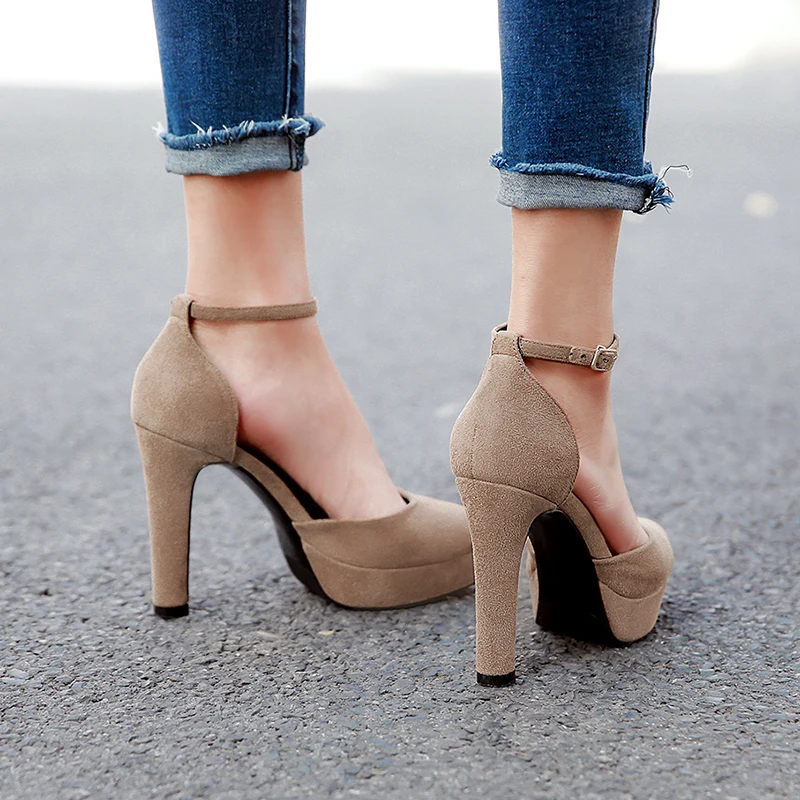Spring and summer new word buckle ladies high heels pointed thick with frosted women's shoes hollow high waterproof shoes
Spring and summer new word buckle ladies high heels pointed thick with frosted women's shoes hollow high waterproof shoes