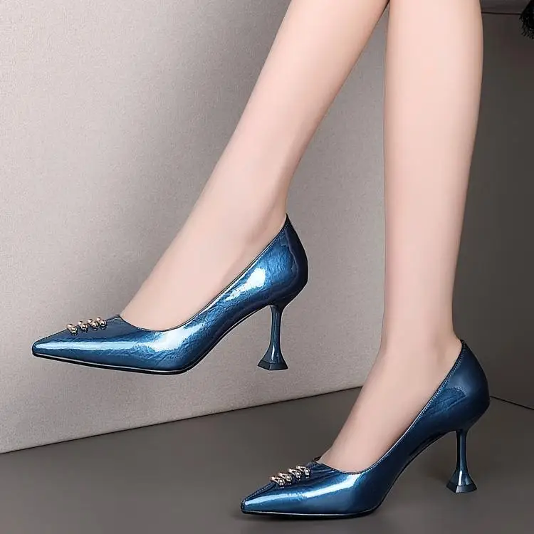 Age season with metal rivet head layer cowhide high with fine tip shallow mouth female 7.5 cm 
Age season with metal rivet head layer cowhide high with fine tip shallow mouth female 7.5 cm