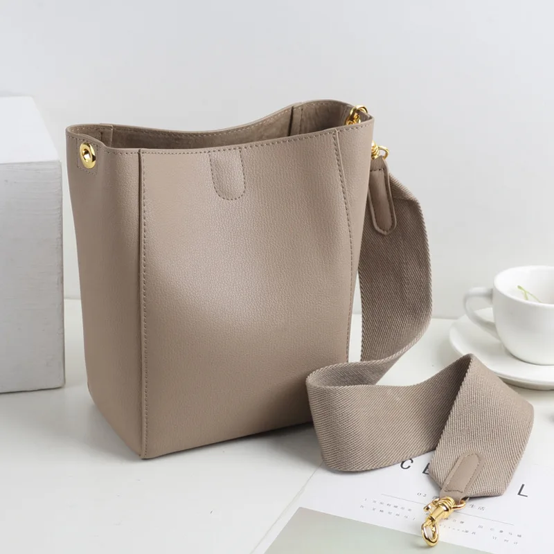 Fashion Wide Shoulder Strap Bucket Bag Female New Leather Handbag Large Capacity Leather Shoulder Messenger Bag
Fashion Wide Shoulder Strap Bucket Bag Female New Leather Handbag Large Capacity Leather Shoulder Messenger Bag