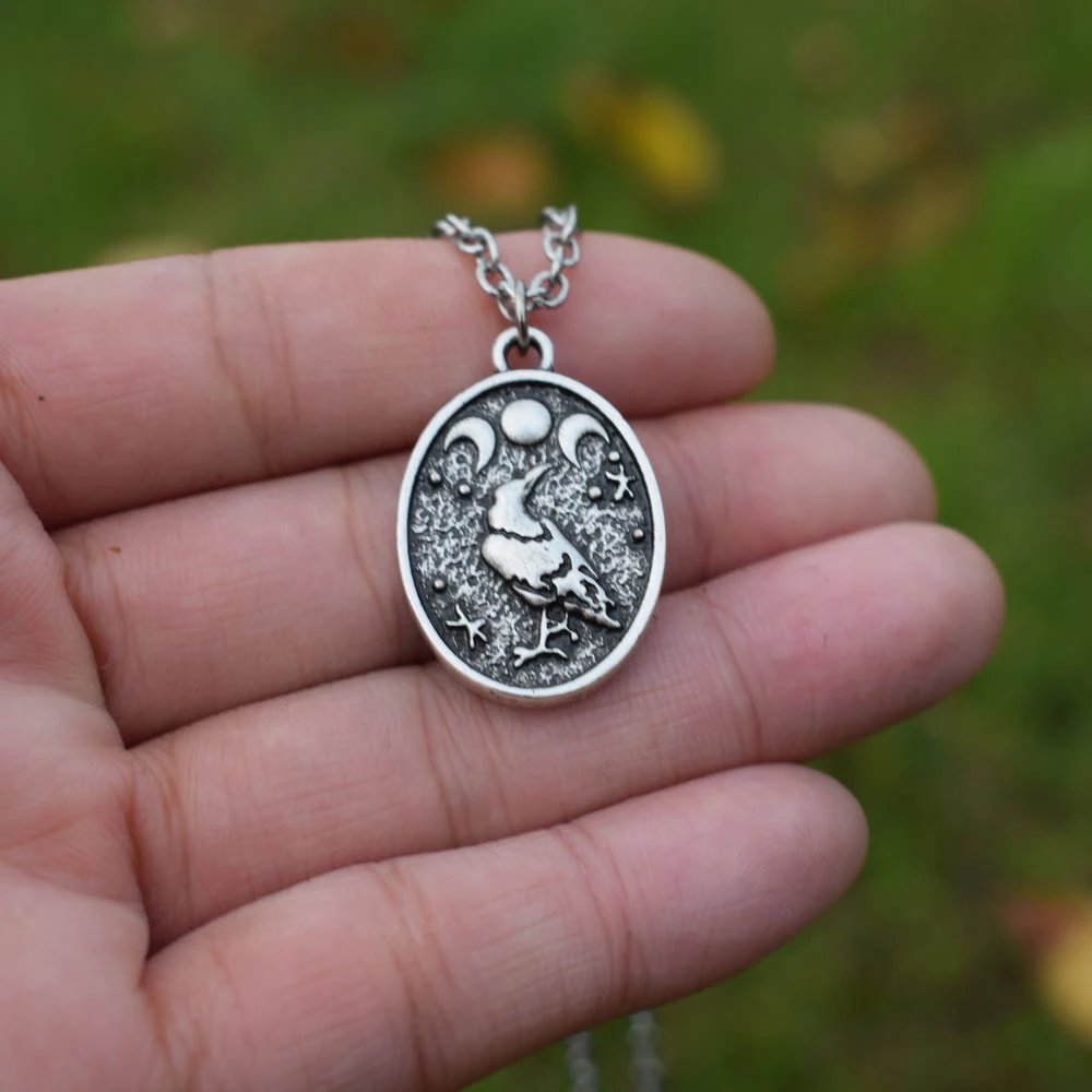 12 шт. Wicca Тройная Луна богиня викингов ювелирные изделия один Ворон амулет пентаграмма Wiccan языческая Луна Ожерелье Мужчины Женщины Мужчины ювелирные изделия
12 шт. Wicca Тройная Луна богиня викингов ювелирные изделия один Ворон амулет пентаграмма Wiccan языческая Луна Ожерелье Мужчины Женщины Мужчины ювелирные изделия