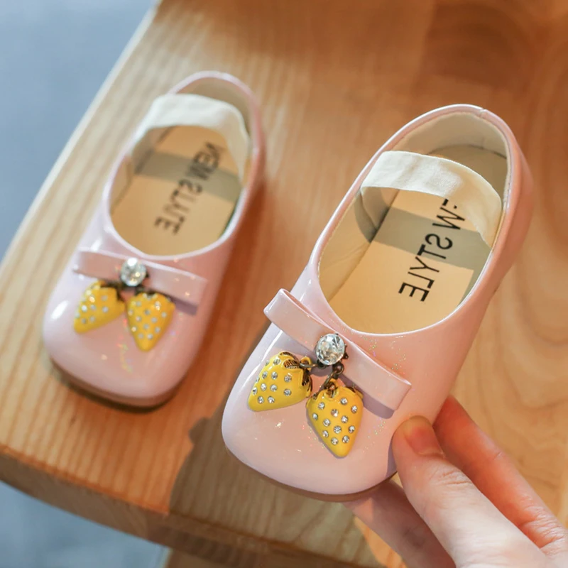 Spring Summer Baby Girls Shoes Cute Strawberry Patent Leather Princess Shoes Soft New Kids Girls Dancing Shoes First Walkers
Spring Summer Baby Girls Shoes Cute Strawberry Patent Leather Princess Shoes Soft New Kids Girls Dancing Shoes First Walkers