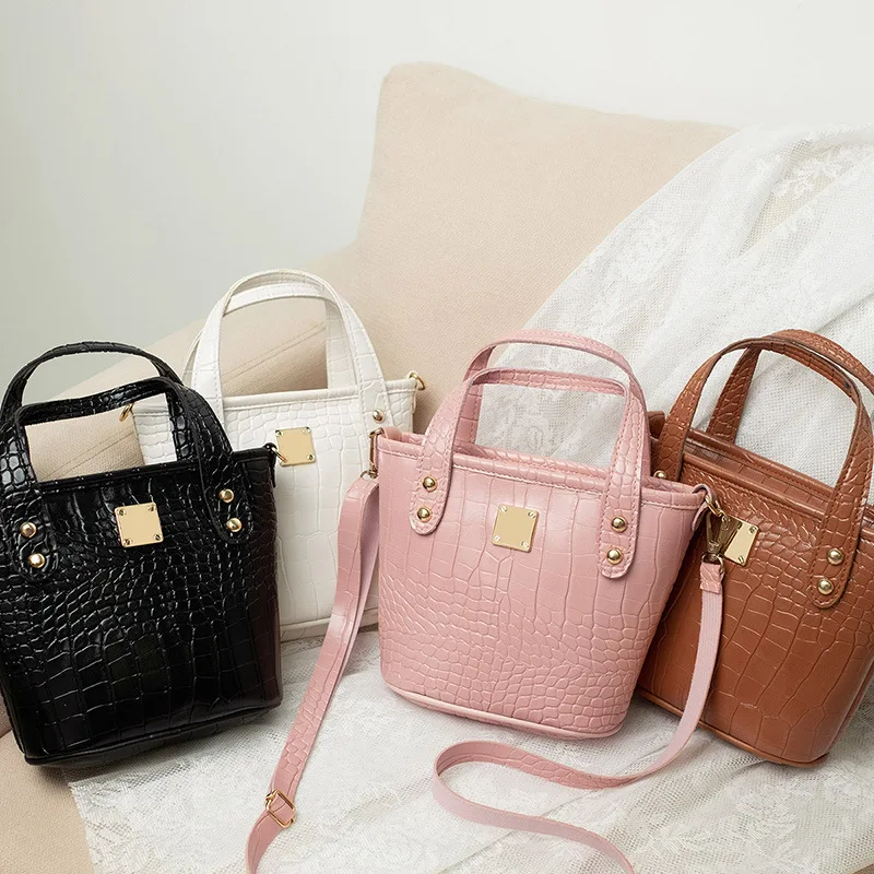 2020 autumn winter version of crocodile pattern large capacity PU simple portable bucket mobile phone bag shoulder bag 31026
2020 autumn winter version of crocodile pattern large capacity PU simple portable bucket mobile phone bag shoulder bag 31026