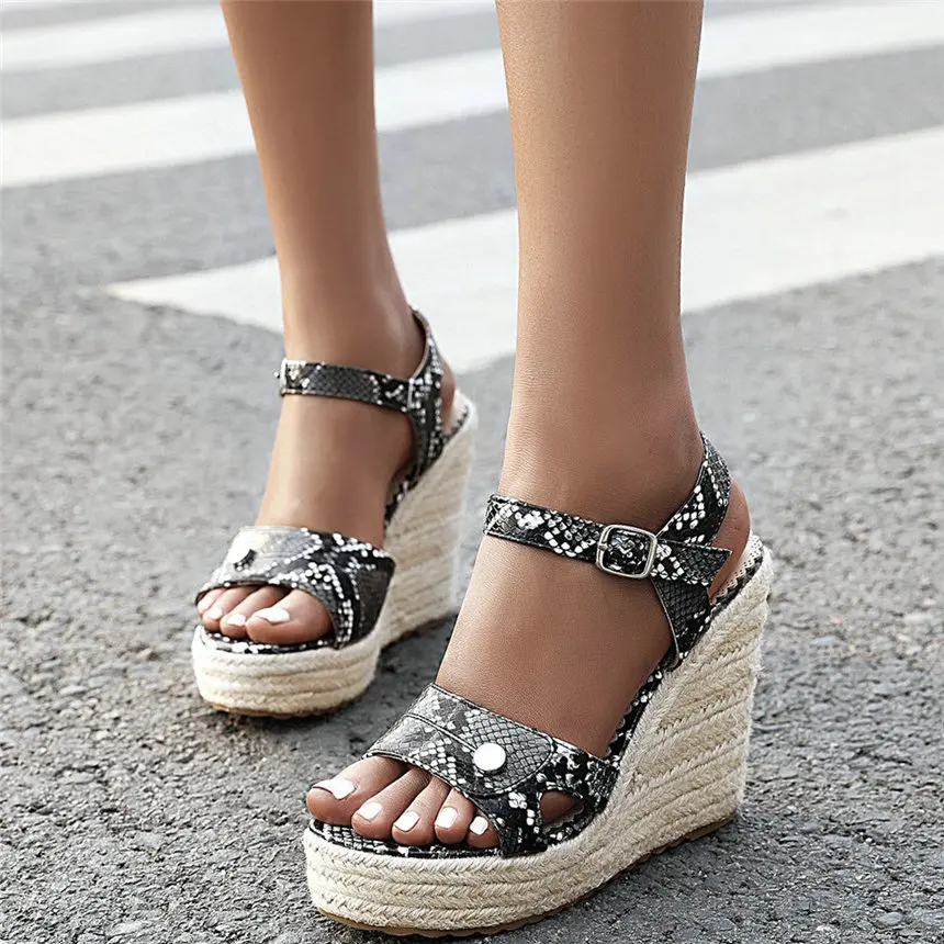 New Women Snake Pattern Platform Wedges High Heel Gladiator Sandals Female Open Toe Summer Party Pumps Rivets Shoes Casual Shoes
New Women Snake Pattern Platform Wedges High Heel Gladiator Sandals Female Open Toe Summer Party Pumps Rivets Shoes Casual Shoes