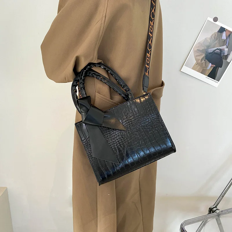 

2022 New Popular Women's Handbag Fashion Texture Trend Shoulder Crossbody Bag Solid Color Wild Large Capacity PU Package