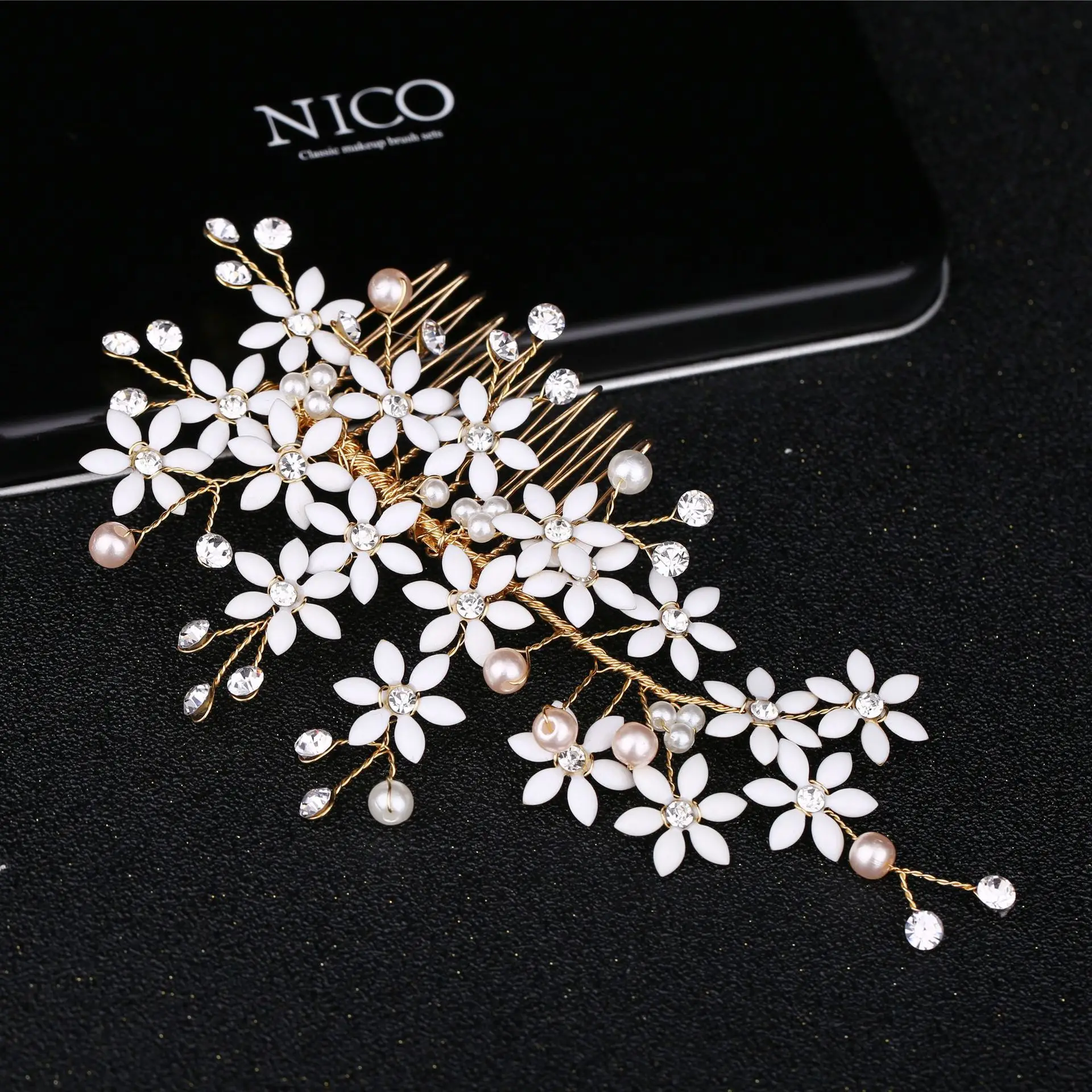 Korean Style Bride Headdress New Style Gold-Tone Flower Modeling Comb Hair Comb Marriage Dinner Up-do Floral Headdress Accessori
Korean Style Bride Headdress New Style Gold-Tone Flower Modeling Comb Hair Comb Marriage Dinner Up-do Floral Headdress Accessori