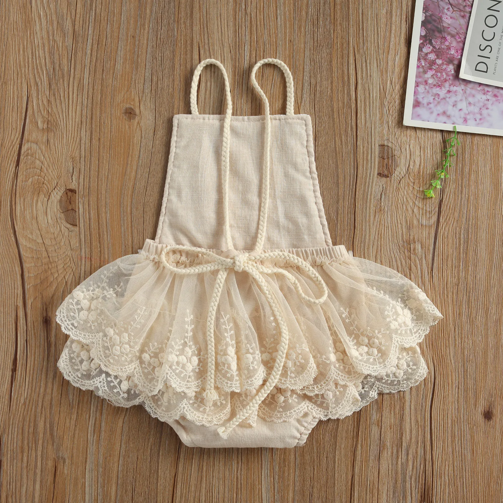 Macacão Bebê de Luxo com Bordado e Renda Macacão Bebê de Luxo com Bordado e Renda