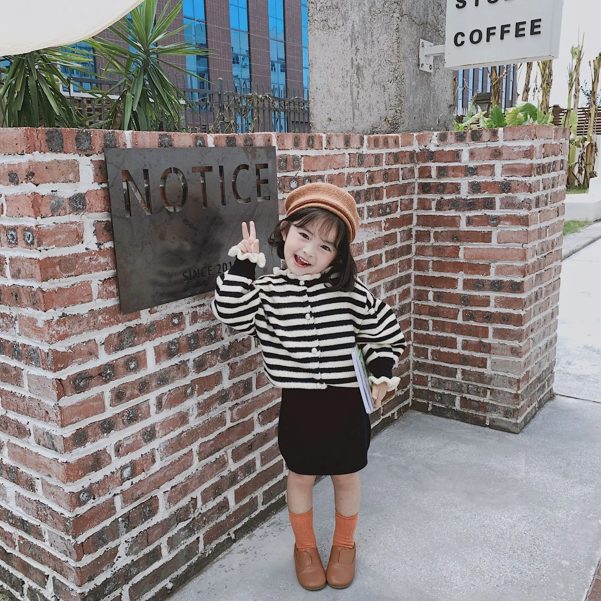New Girls Autumn Wood Ear Lace Knitted Cardigan Coat with Short Skirt Suits Kids Striped Double-sided Sweater Two-pieces Sets
New Girls Autumn Wood Ear Lace Knitted Cardigan Coat with Short Skirt Suits Kids Striped Double-sided Sweater Two-pieces Sets