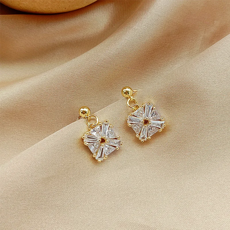 Korean Pendant Hanging Earring For Women Trendy Geometric Zircon Square Drop Dangle Earrings Wedding Brides Jewelry
Korean Pendant Hanging Earring For Women Trendy Geometric Zircon Square Drop Dangle Earrings Wedding Brides Jewelry