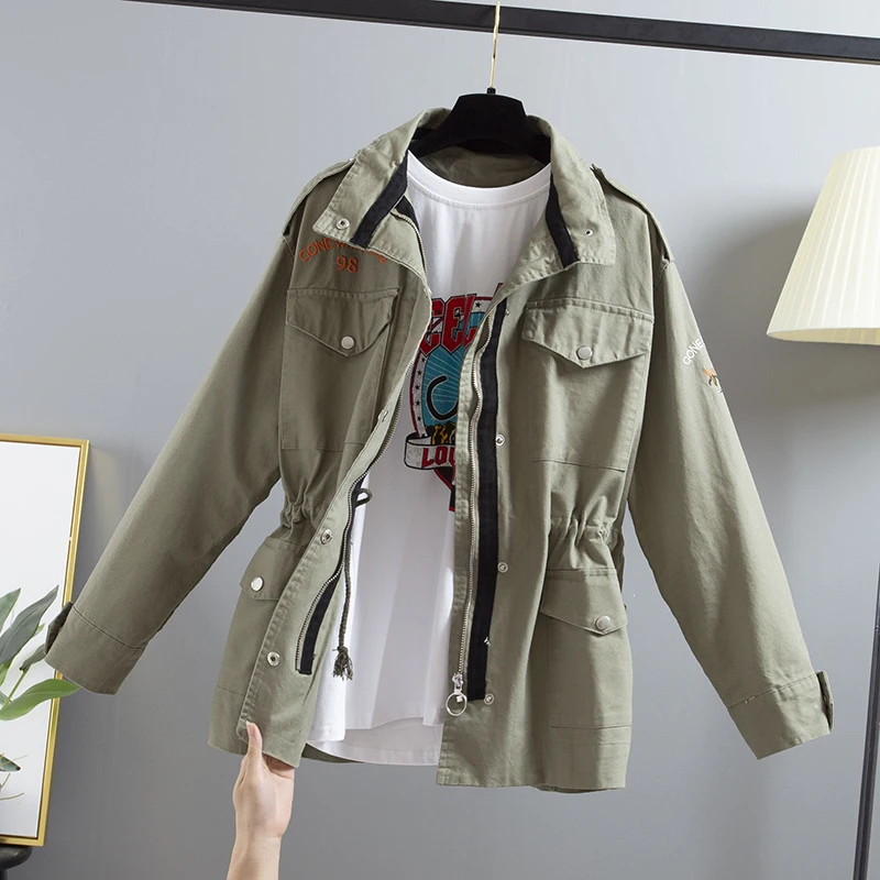 Spring Autumn New Plus Size Mid-length Women Stand collar Letter Embroidery Tooling Lace Up Waist Trench Coat Female Casual Coat
Spring Autumn New Plus Size Mid-length Women Stand collar Letter Embroidery Tooling Lace Up Waist Trench Coat Female Casual Coat