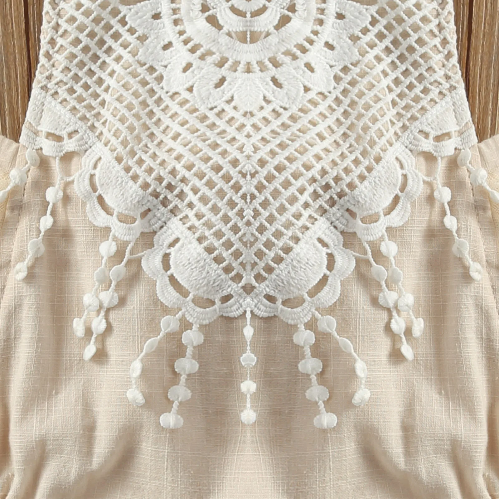 Macacão Bebê de Luxo com Bordado e Renda Macacão Bebê de Luxo com Bordado e Renda