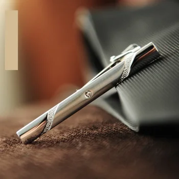 Brand New Fashion Luxury Tie Clip for Men Metal Gold Tone Simple Bar Clasp Practical Necktie Clasp Tie Pin Great For Party Gift
Brand New Fashion Luxury Tie Clip for Men Metal Gold Tone Simple Bar Clasp Practical Necktie Clasp Tie Pin Great For Party Gift