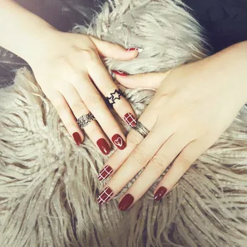 24pcs/box with 2g glue Simple Red Lattice Design Finished Fake Nails Short Size Full Nail Tips Patch Lady Art Tool Daily Style
24pcs/box with 2g glue Simple Red Lattice Design Finished Fake Nails Short Size Full Nail Tips Patch Lady Art Tool Daily Style