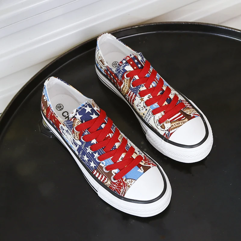 Hip-hop men's shoes, canvas shoes, new style Korean version, handshake, graffiti, Chinese style shoes.
Hip-hop men's shoes, canvas shoes, new style Korean version, handshake, graffiti, Chinese style shoes.