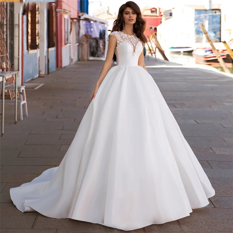 MYYBLE New Design Elegant O-Neck Satin A-Line Wedding Dress 2020 Luxury Beaded Button Appliques Cap Sleeve Vintage Bride Gown
MYYBLE New Design Elegant O-Neck Satin A-Line Wedding Dress 2020 Luxury Beaded Button Appliques Cap Sleeve Vintage Bride Gown
