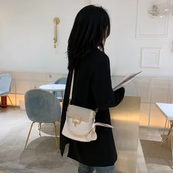 Small Bag Women 2019 Autumn New Retro Fashion Portable Bucket Bag Shoulder Messenger Bag
Small Bag Women 2019 Autumn New Retro Fashion Portable Bucket Bag Shoulder Messenger Bag