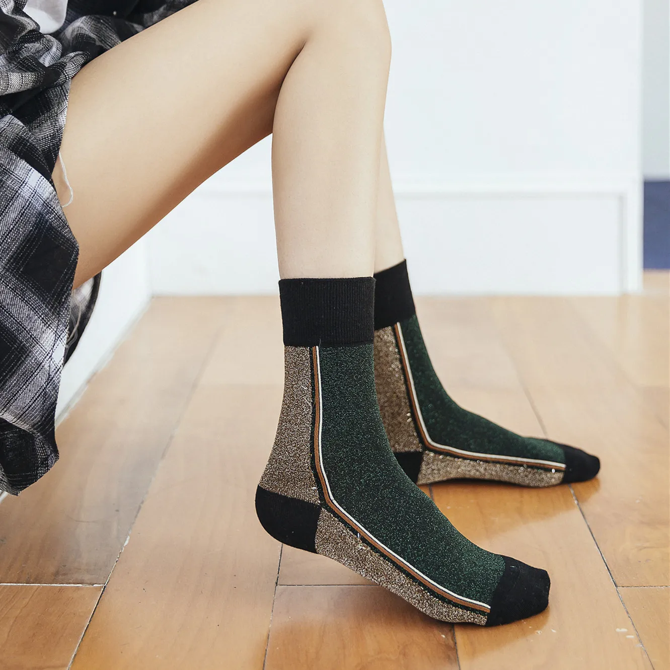 Autumn new Korean version of gold and silver silk color matching women's socks in the tube socks fashion tide socks
Autumn new Korean version of gold and silver silk color matching women's socks in the tube socks fashion tide socks