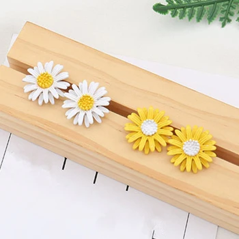 2020 New Fashion Style Brand Beautiful Daisy Flowers Stud Earrings For Women Shiny Side Jewelry
2020 New Fashion Style Brand Beautiful Daisy Flowers Stud Earrings For Women Shiny Side Jewelry