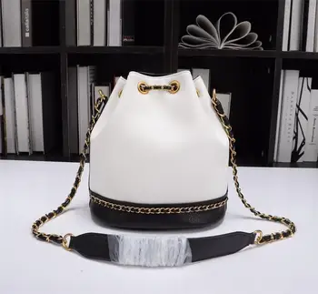 Luxury high-end bucket bag, frosted retro hardware, circular design is particularly fashionable, go up there are highlights
Luxury high-end bucket bag, frosted retro hardware, circular design is particularly fashionable, go up there are highlights