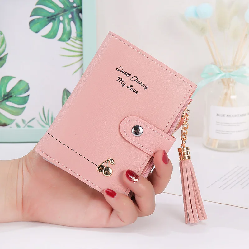 Luxury Designer Women Wallets 2020 New Fashion Tassel Short Wallet Multi-card Position Zipper Buckle Coin Purse Clutch Wholesale
Luxury Designer Women Wallets 2020 New Fashion Tassel Short Wallet Multi-card Position Zipper Buckle Coin Purse Clutch Wholesale