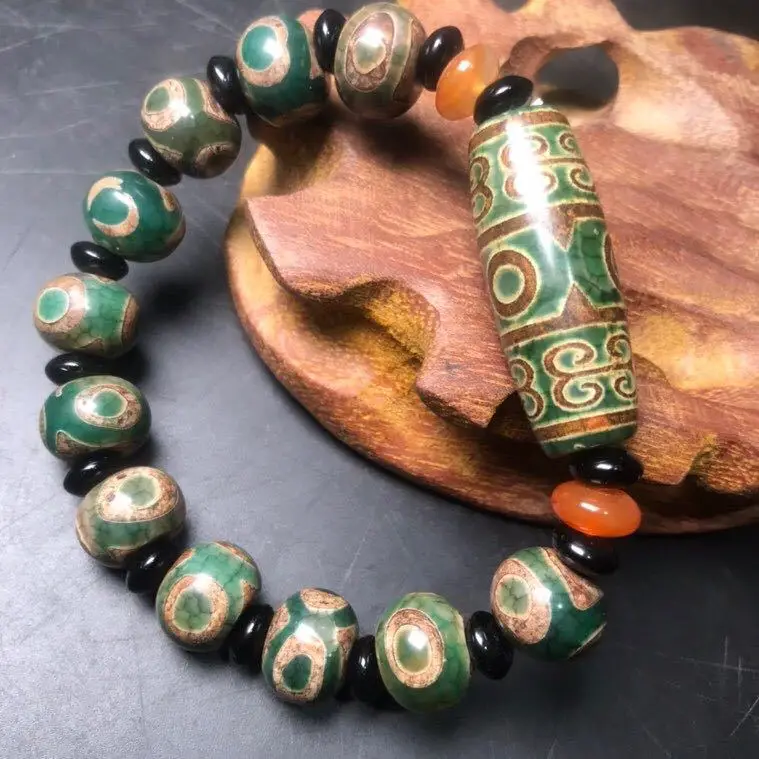 Tibetan Buddha bead three eye agate bracelet three eye striped Tianzhu Agate Bracelet
Tibetan Buddha bead three eye agate bracelet three eye striped Tianzhu Agate Bracelet