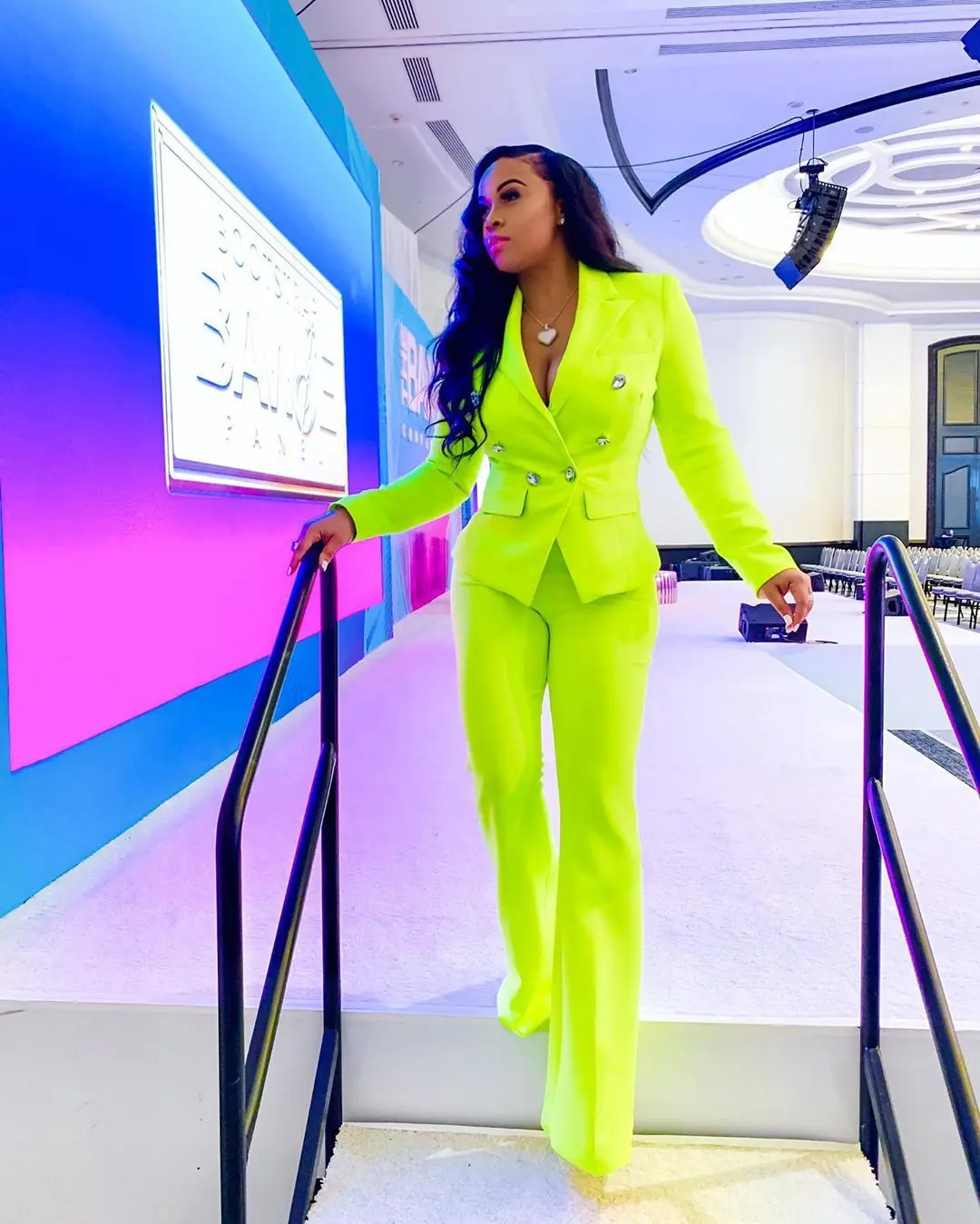2019 Europe and the United States new high-end temperament fashion casual autumn and winter long-sleeved solid color suit
2019 Europe and the United States new high-end temperament fashion casual autumn and winter long-sleeved solid color suit