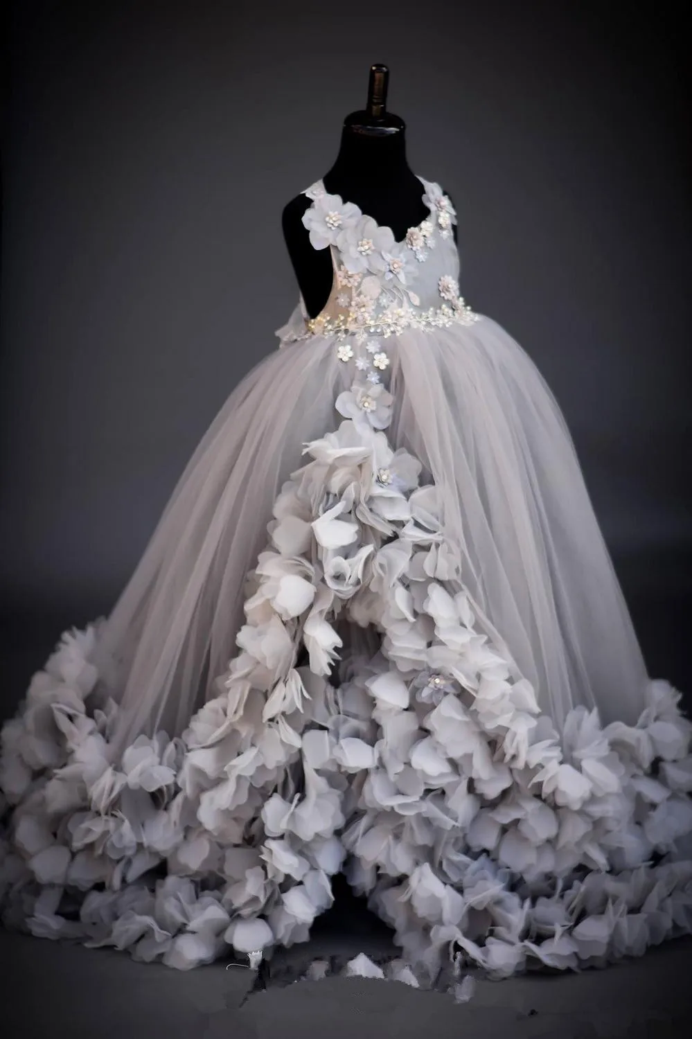 Unique Champagne High Low Flower Girls Dresses For Weddings with Appliques Lace Tulle Girl Birthday Dress Pageant Gown Hot Sale 
Unique Champagne High Low Flower Girls Dresses For Weddings with Appliques Lace Tulle Girl Birthday Dress Pageant Gown Hot Sale