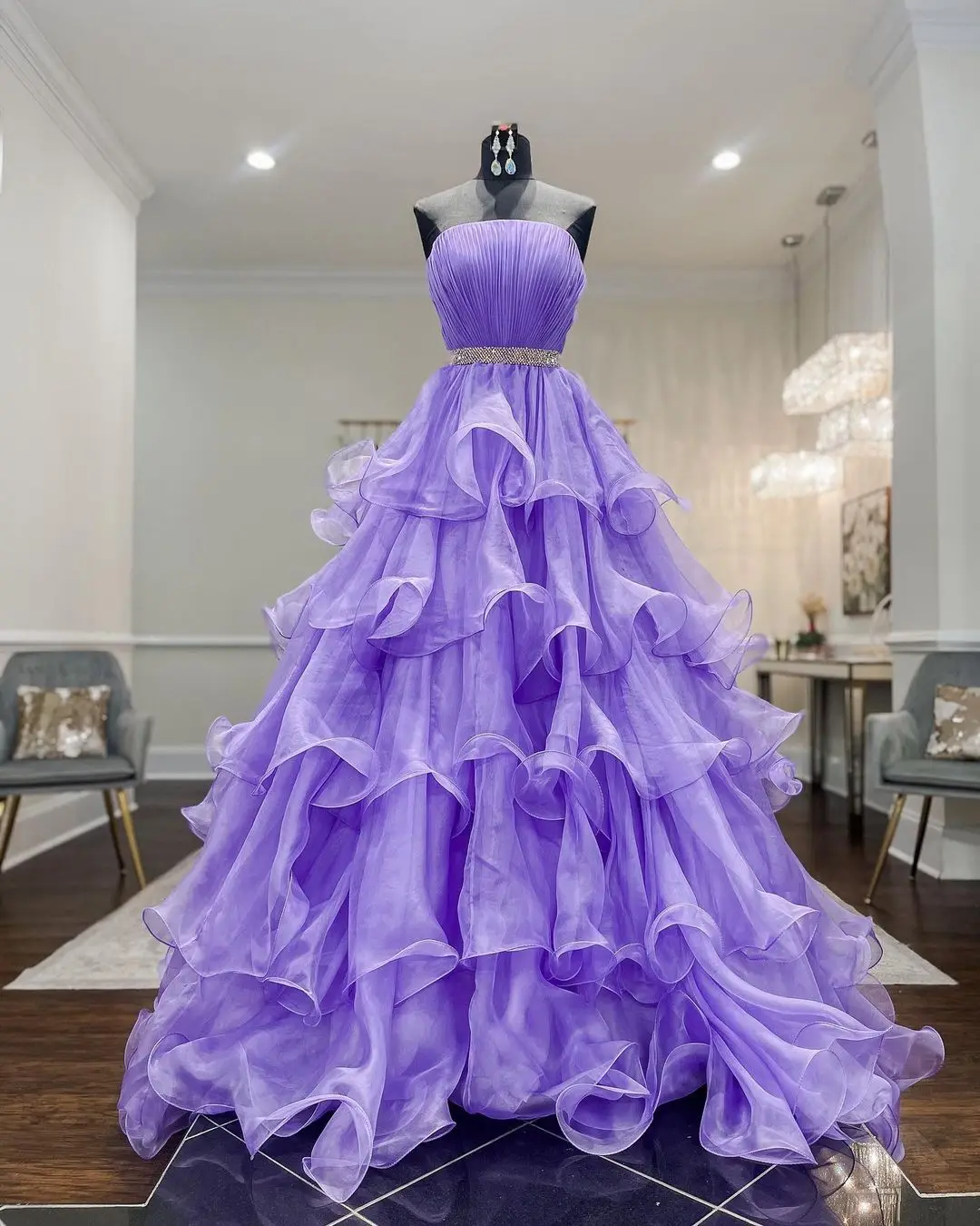Ruffles Ballgown Prom Dress 2022 Lilac Organza Strapless robe de soirée de mariage Formal Evening Wear Gown Quinceanera
Ruffles Ballgown Prom Dress 2022 Lilac Organza Strapless robe de soirée de mariage Formal Evening Wear Gown Quinceanera