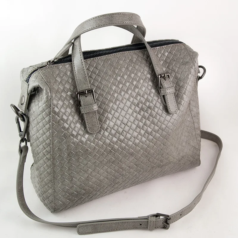 Leather lady bag factory knitted double-color cowhide Lady Bag Handbag single shoulder slanting bag
Leather lady bag factory knitted double-color cowhide Lady Bag Handbag single shoulder slanting bag