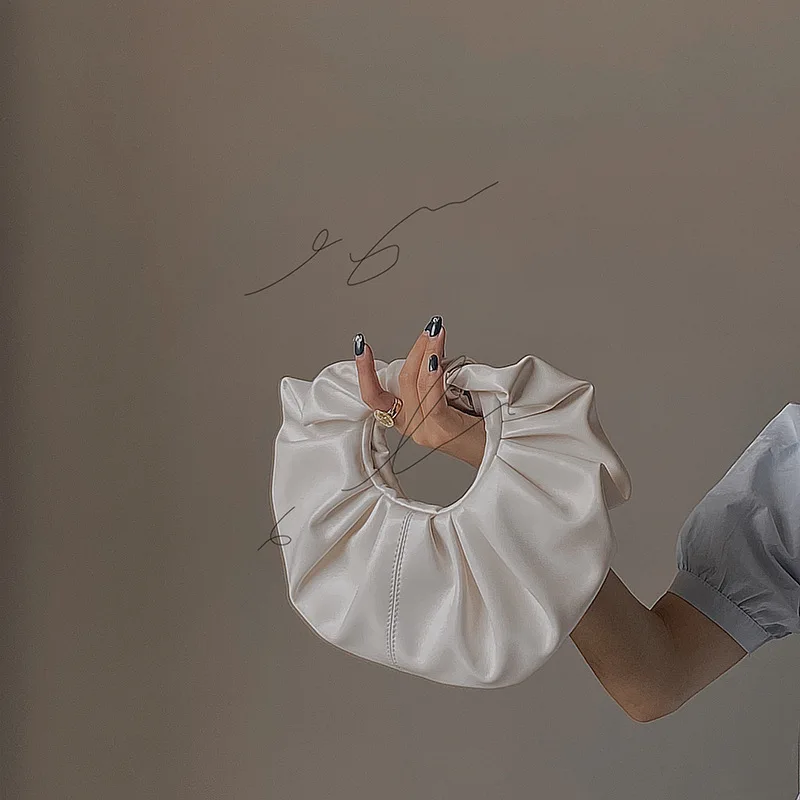 Round Bag Large-capacity Cloud Small Bag Casual Soft Leather Handbag 2020 Summer New Women Bag Round Messenger Crossbody Bag
Round Bag Large-capacity Cloud Small Bag Casual Soft Leather Handbag 2020 Summer New Women Bag Round Messenger Crossbody Bag