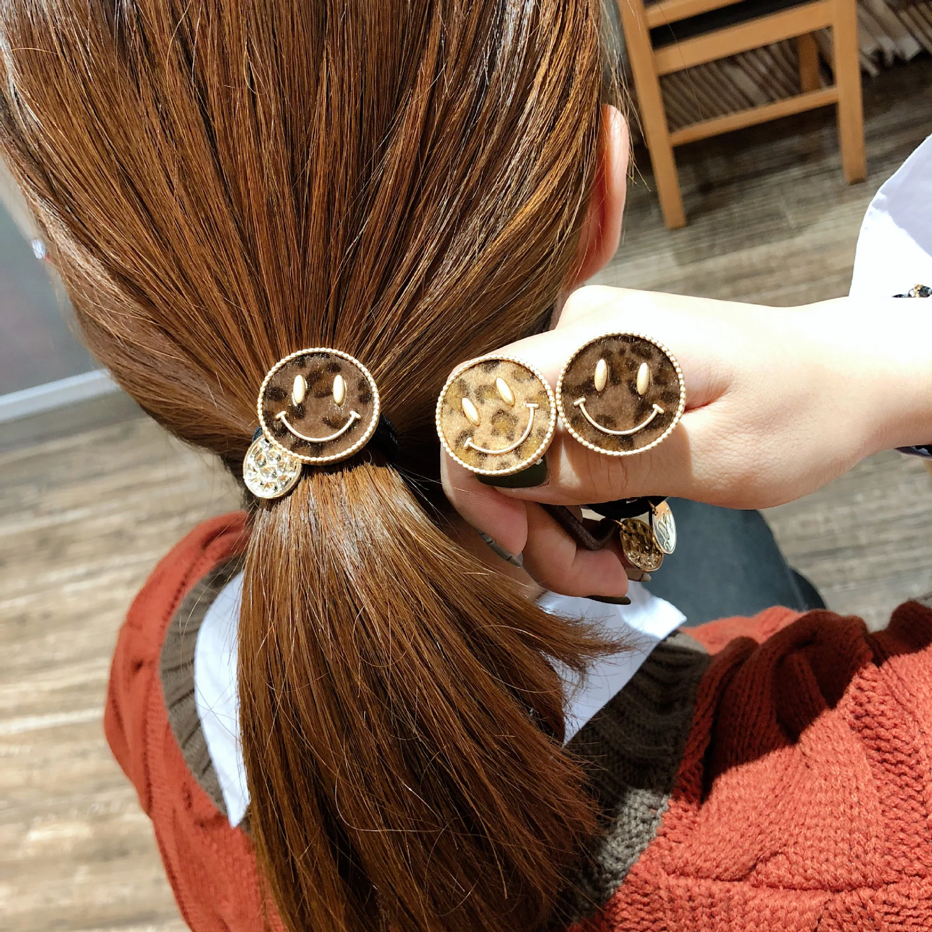 1PC Han Edition Personality Leopard Grain Smiling face Maiden Hair Bands Sweet Leopard Grain Woolball Black Women Head Wear
1PC Han Edition Personality Leopard Grain Smiling face Maiden Hair Bands Sweet Leopard Grain Woolball Black Women Head Wear