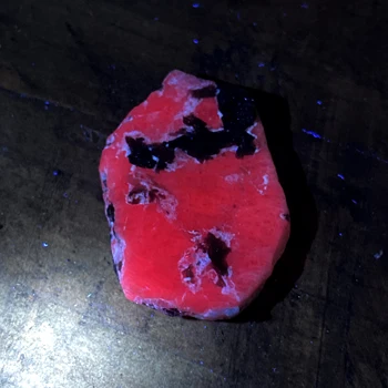 9g natural Tanzania ruby rough mineral specimen stones and crystals healing crystals quartz gemstones Has a fluorescent effect
9g natural Tanzania ruby rough mineral specimen stones and crystals healing crystals quartz gemstones Has a fluorescent effect