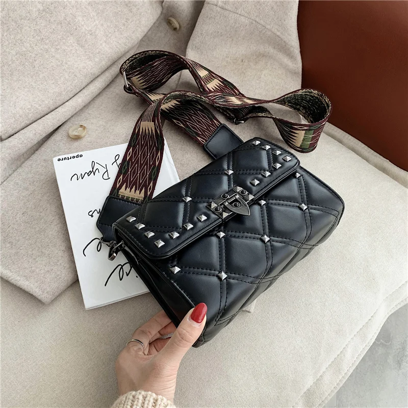 2020 new women's bag rivet ladies bag fashion shoulder bag casual messenger bag wide shoulder strap women bag mobile phone bag
2020 new women's bag rivet ladies bag fashion shoulder bag casual messenger bag wide shoulder strap women bag mobile phone bag