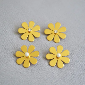 European and American ornaments brass plating matte gold retro Daisy Flower Pearl flash drill exaggerated earrings female
European and American ornaments brass plating matte gold retro Daisy Flower Pearl flash drill exaggerated earrings female